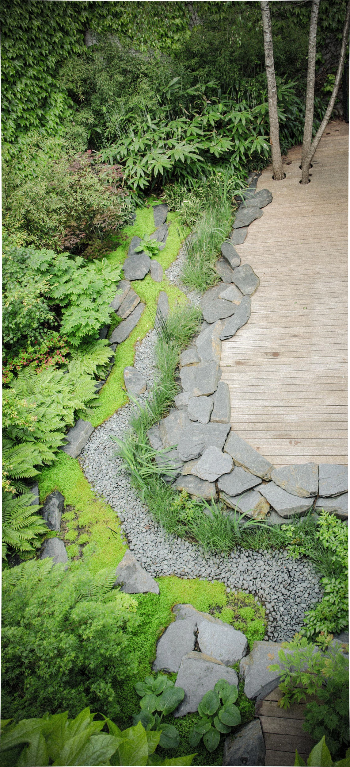 Vue plongeante sur jardin minéral et terrasse en bois